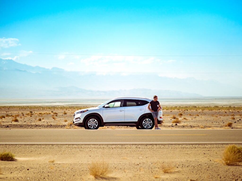 Photo SUV on mountain road